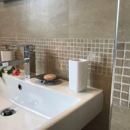 Linden Garden Apartment *